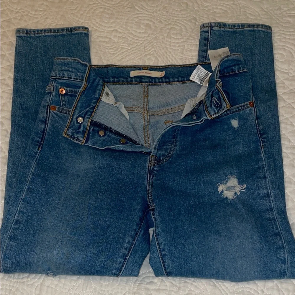 Levi’s. Wedgie Skinny Medium Wash Button Fly Distressed Jeans. Size 27